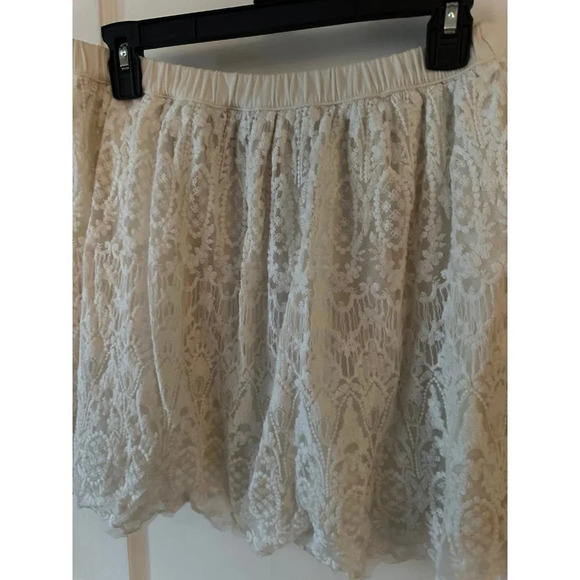 H&M Women’s size 8 Cream lace Skirt - Picture 2 of 5